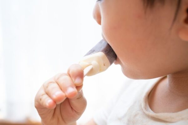 アイスを食べる幼児の口元