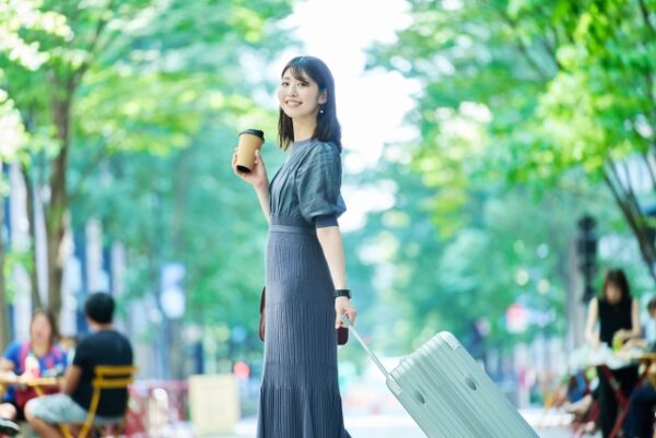 スーツケースを引いている女性の画像